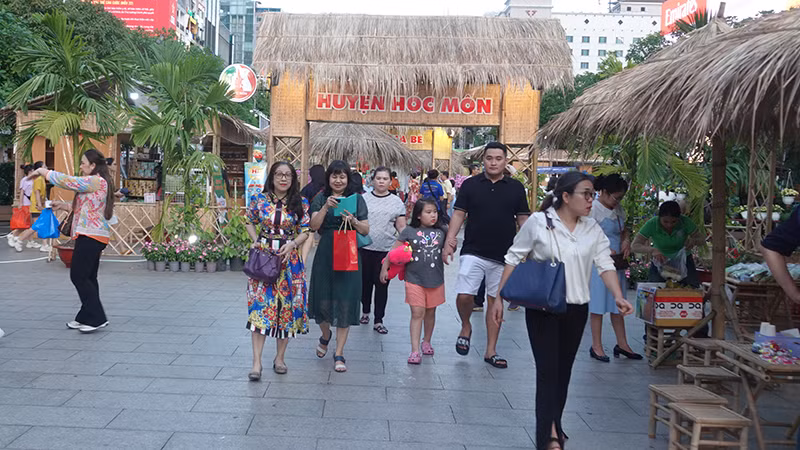 Không gian 5 huyện nông thôn mới của thành phố được tái hiện tại đường đi bộ Nguyễn Huệ. Không gian 5 huyện nông thôn mới của thành phố được tái hiện tại đường đi bộ Nguyễn Huệ.