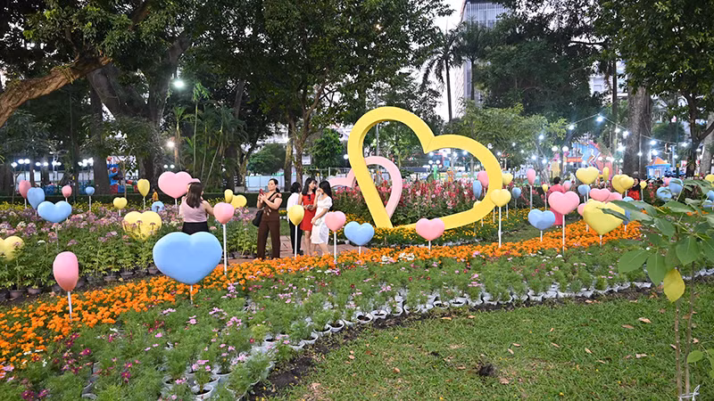 Du khách tham quan Hội hoa xuân Tao Đàn 2024.