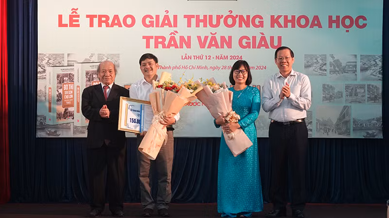 Trao Giải thưởng khoa học Trần Văn Giàu lần thứ 12 cho hai tác giải Võ Nguyên Phong và Cù Thị Dung.