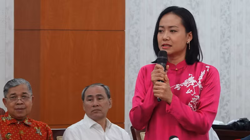 Diễn viên Hồng Ánh phát biểu tại buổi gặp gỡ văn nghệ sĩ.