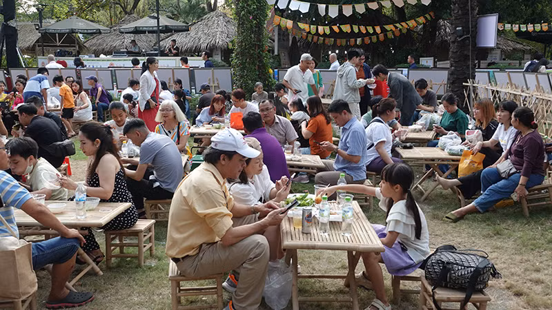 Sắc quê Quảng Ngãi thu hút đông đảo người dân Thành phố Hồ Chí Minh đến tham dự. Sắc quê Quảng Ngãi thu hút đông đảo người dân Thành phố Hồ Chí Minh đến tham dự.