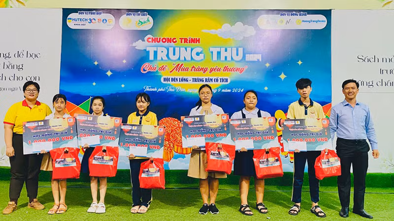Đơn vị đồng hành trao các học bổng, học phẩm cho các em thiếu nhi.