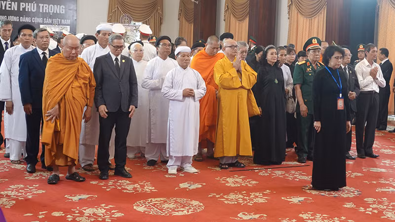 Đoàn Ủy ban Trung ương Mặt trận Tổ quốc Việt Nam kính viếng Tổng Bí thư Nguyễn Phú Trọng.