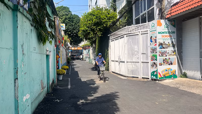 Người dân khu phố 1, phường 11, quận Phú Nhuận đóng góp nâng cấp hẻm 145 Nguyễn Đình Chính.