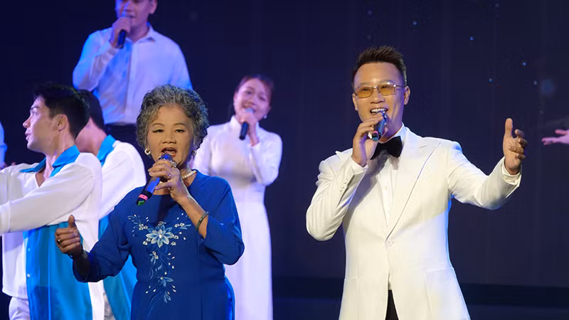 Nghệ sĩ Thục An và con trai - ca sĩ Hoàng Bách cùng các ca sĩ trình bày ca khúc "Những ánh sao đêm" của nhạc sĩ Phan Huỳnh Điểu.