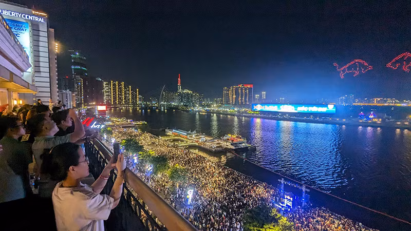 Người dân tập trung rất đông tại khu vực Bến Bạch Đằng để xem bắn pháo hoa. (Ảnh Mạnh Linh) Người dân tập trung rất đông tại khu vực Bến Bạch Đằng để xem bắn pháo hoa. (Ảnh Mạnh Linh)