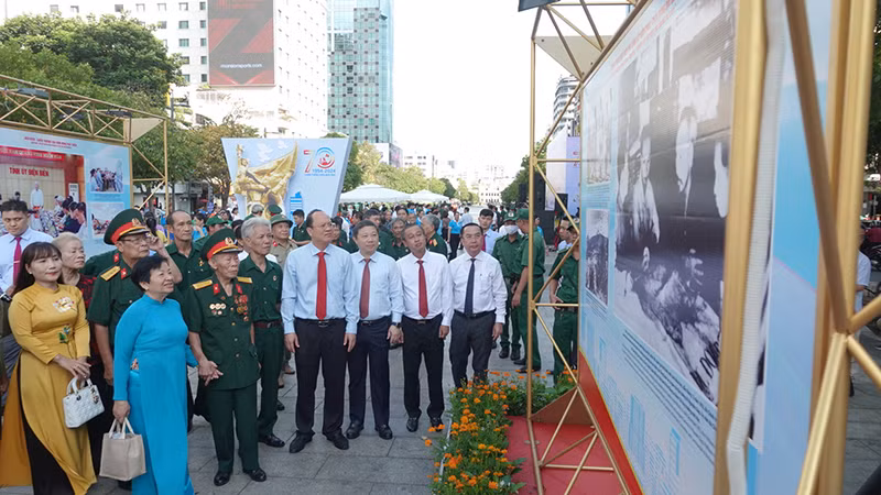 Các đại biểu tham quan triển lãm.