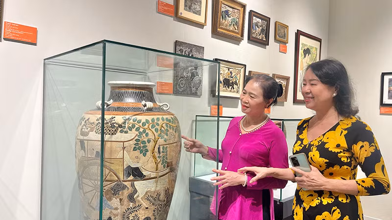 Đại biểu tham quan triển lãm "Yểu điệu thục nữ". Đại biểu tham quan triển lãm "Yểu điệu thục nữ".