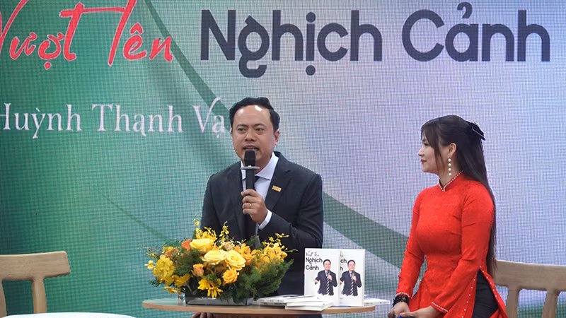 Tác giả Huỳnh Thanh Vạn tại buổi giao lưu, mắt sách. Tác giả Huỳnh Thanh Vạn tại buổi giao lưu, mắt sách.