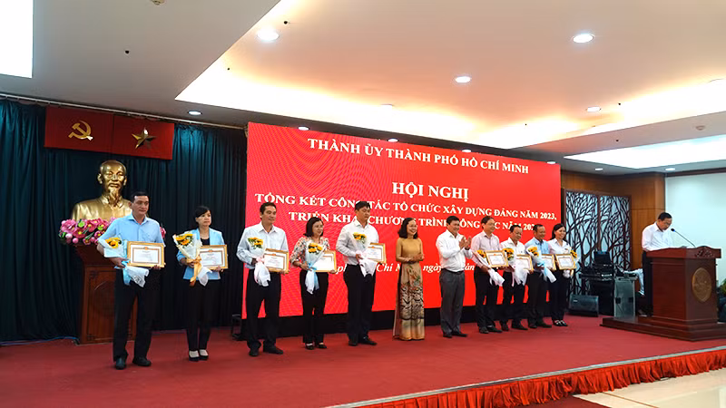 Trao Giấy khen cho các đơn vị đạt thành tích trong công tác năm 2023. Trao Giấy khen cho các đơn vị đạt thành tích trong công tác năm 2023.