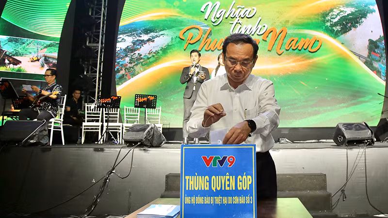 Đồng chí Nguyễn Văn Nên, Ủy viên Bộ Chính trị, Bí thư Thành ủy Thành phố Hồ Chí Minh đóng góp ủng hộ đồng bào miền bắc trong chương trình. (Ảnh: Dũng Phương). Đồng chí Nguyễn Văn Nên, Ủy viên Bộ Chính trị, Bí thư Thành ủy Thành phố Hồ Chí Minh đóng góp ủng hộ đồng bào miền bắc trong chương trình. (Ảnh: Dũng Phương).