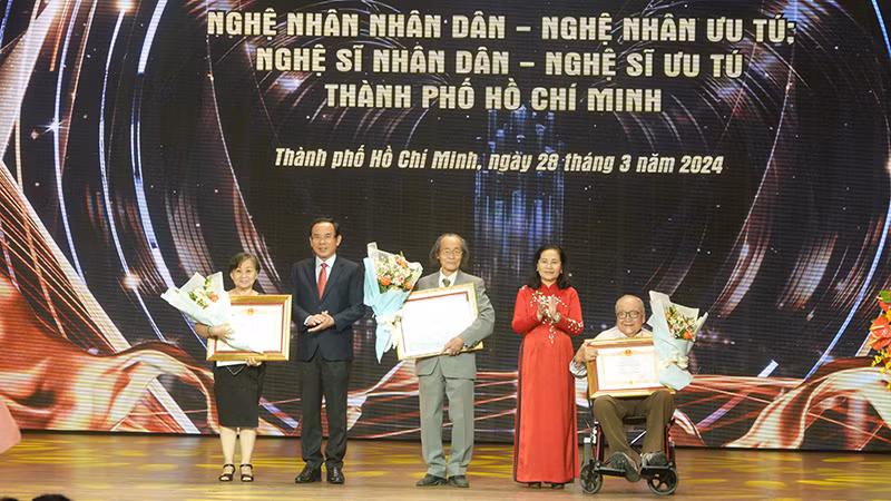 Đồng chí Nguyễn Văn Nên, Ủy viên Bộ Chính trị, Bí thư Thành ủy; đồng chí Nguyễn Thị Lệ, Phó Bí thư Thành ủy, Chủ tịch Hội đồng nhân dân Thành phố Hồ Chí Minh trao danh hiệu Nghệ sĩ Nhân dân cho các nghệ sĩ.