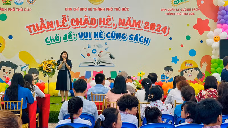 Bà Nguyễn Ánh Tuyết, Phó Giám đốc Công ty Đường Sách Thành phố Hồ Chí Minh thông tin về các sự kiện.