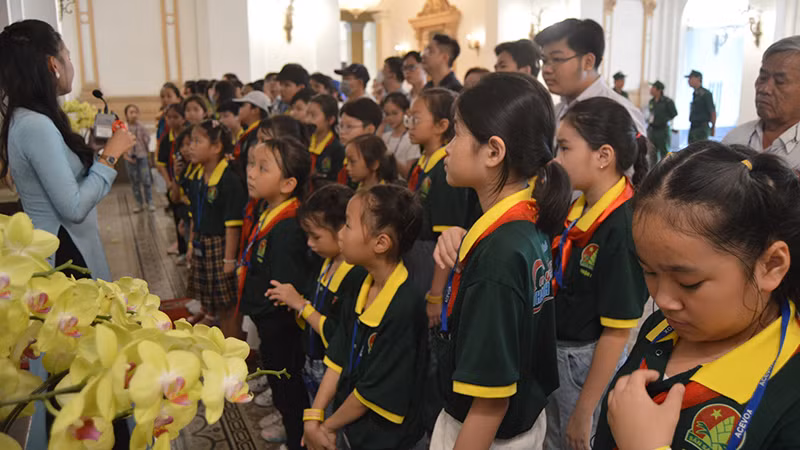 Khách tham quan trụ sở Hội đồng nhân dân, Ủy ban nhân dân Thành phố Hồ Chí Minh trong dịp Tết Dương lịch 2024.