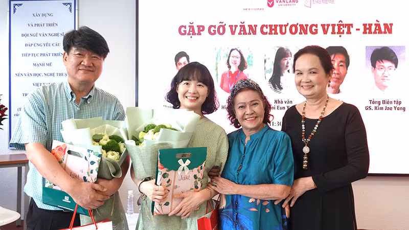 Nhà thơ Lê Thị Kim (thứ hai từ phải sang) tặng quà cho hai diễn giả đến từ Hàn Quốc.