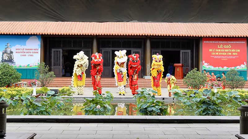 Biểu diễn trống hội và múa lân tại Lễ giỗ. (Ảnh Dũng Phương).