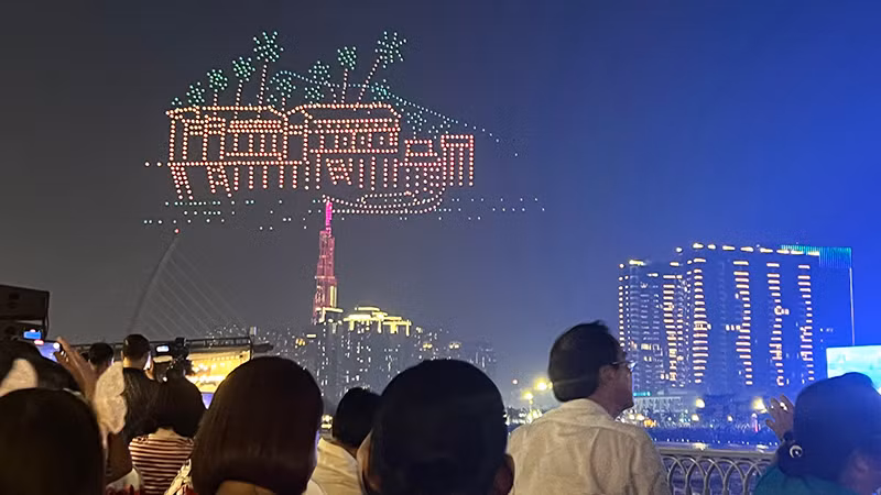 Đông đảo người dân đến xem chương trình trình diễn ánh sáng nghệ thuật.