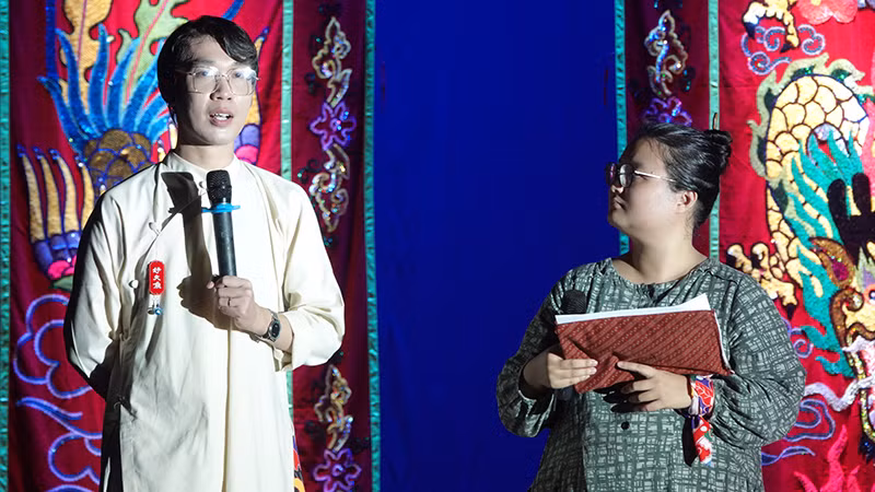 Diễn giả Vương Hoài Lâm (trái) đồng hành xuyên suốt chương trình "Ca biện phấn hành".