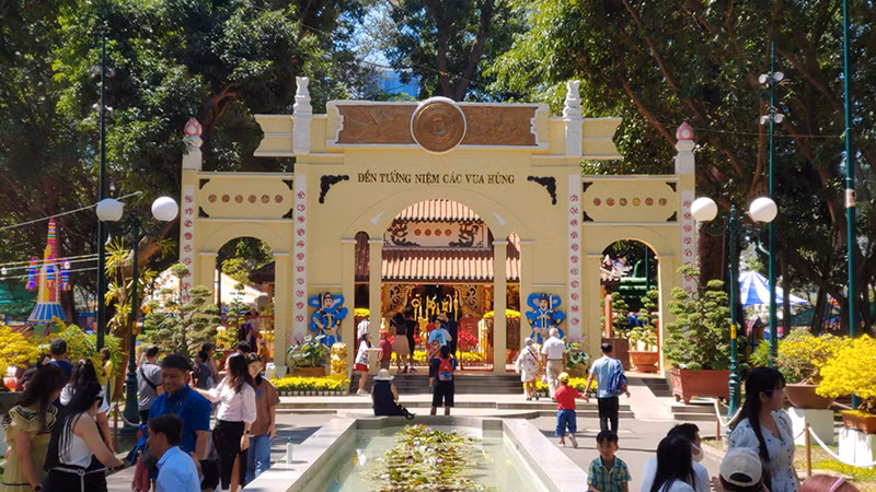 Người dân tham quan tại Hội hoa xuân Tao Đàn.