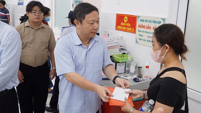 Bí thư Quận ủy Quận 1 Dương Anh Đức thăm hỏi, động viên người nhà nạn nhân trong sáng ngày 9/8. (Ảnh: N.C) Bí thư Quận ủy Quận 1 Dương Anh Đức thăm hỏi, động viên người nhà nạn nhân trong sáng ngày 9/8. (Ảnh: N.C)