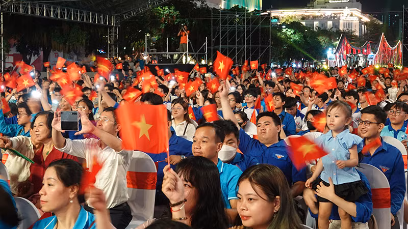 Lá cờ Tổ quốc đỏ rực dưới hàng ghế khán giả.
