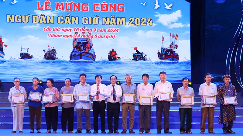 Khen thưởng các tập thể, cá nhân có thành tích xuất sắc trong đánh bắt, khai thác thủy sản trên địa bàn Cần Giờ.
