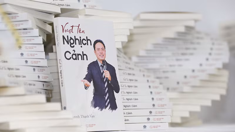 Bìa cuốn sách "Vượt lên nghịch cảnh". Bìa cuốn sách "Vượt lên nghịch cảnh".