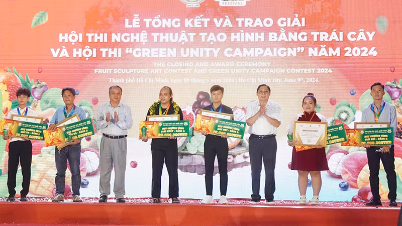 Trao giải cho các nghệ nhân đoạt giải ở bảng B. Trao giải cho các nghệ nhân đoạt giải ở bảng B.