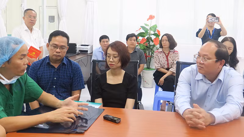 Phó Bí thư Thường trực Thành ủy Thành phố Hồ Chí Minh Nguyễn Hồ Hải (phải) thăm hỏi, động viên người nhà nạn nhân.