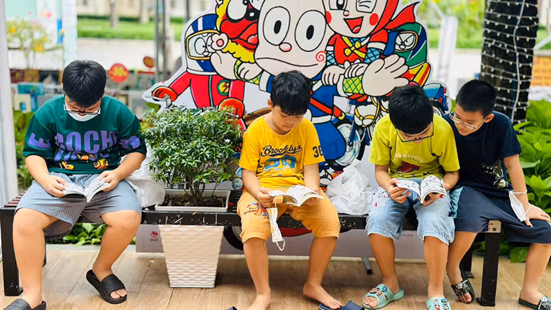 Các em thiếu nhi đọc sách tại Đường Sách thành phố Thủ Đức. Các em thiếu nhi đọc sách tại Đường Sách thành phố Thủ Đức.