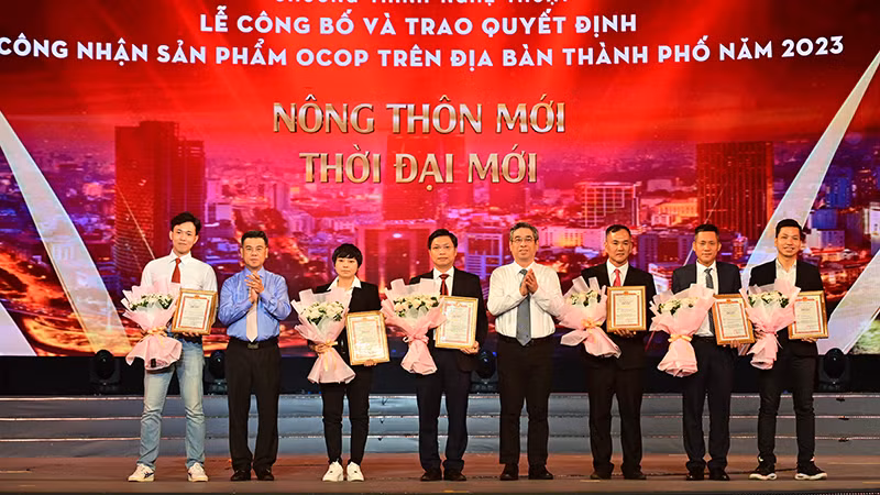 Trao quyết định công nhận sản phẩm OCOP trên địa bàn Thành phố Hồ Chí Minh năm 2023. (Ảnh: Quốc Thanh)