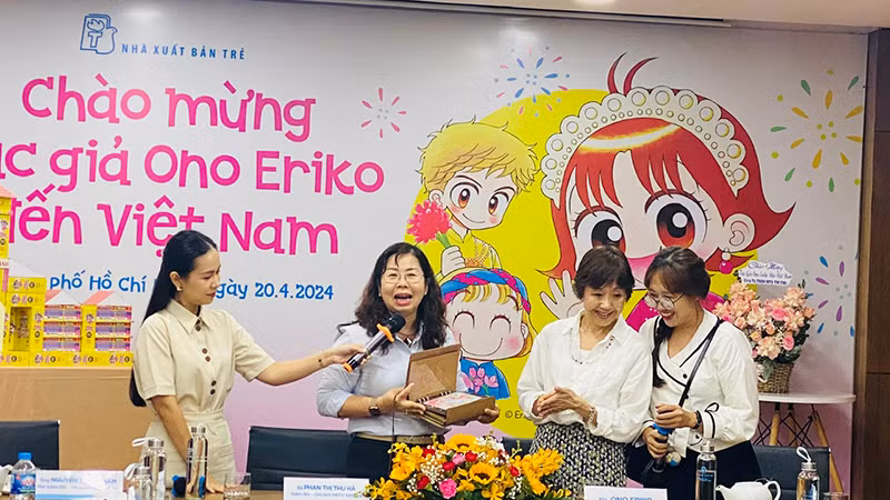 Nhà xuất bản Trẻ tặng quà cho tác giả Ono Eriko.