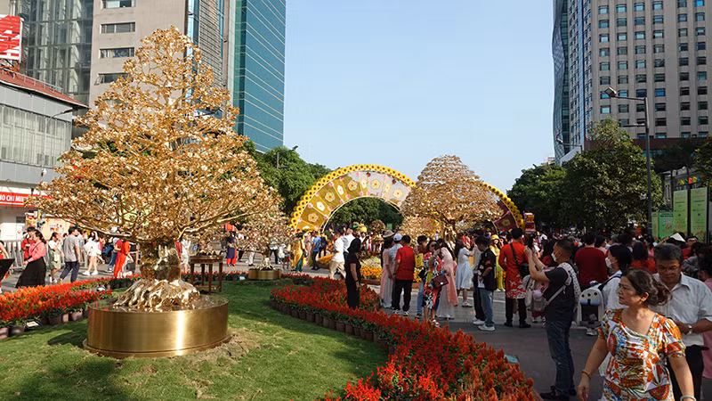 Đường hoa Nguyễn Huệ luôn thu hút đông đảo du khách đến tham quan trong suốt kỳ nghỉ lễ Tết Nguyên đán Giáp Thìn.