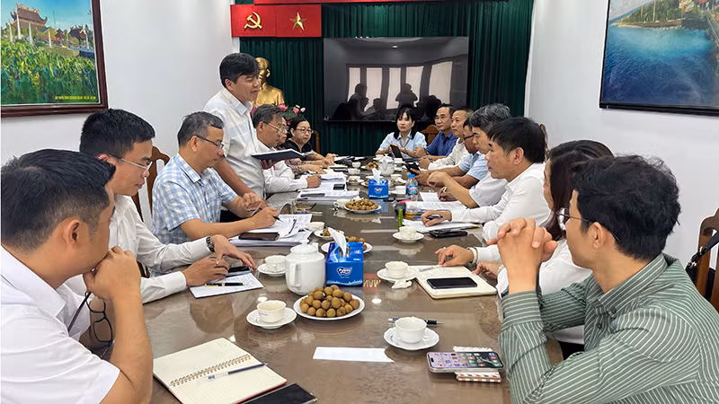 Quang cảnh buổi làm việc. Quang cảnh buổi làm việc.