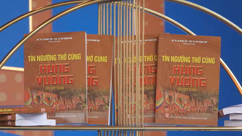 Bìa cuốn "Tín ngưỡng thờ cúng Hùng Vương ở Việt Nam". Bìa cuốn "Tín ngưỡng thờ cúng Hùng Vương ở Việt Nam".