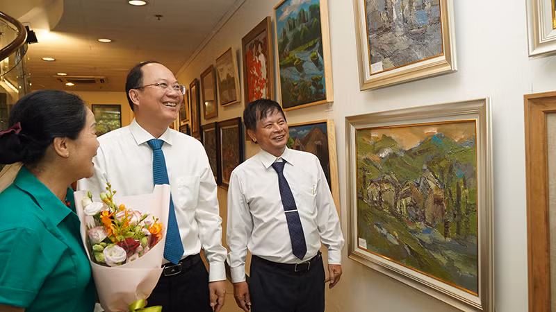 Các đại biểu tham quan Triển lãm. (Ảnh: Thế Anh) Các đại biểu tham quan Triển lãm. (Ảnh: Thế Anh)