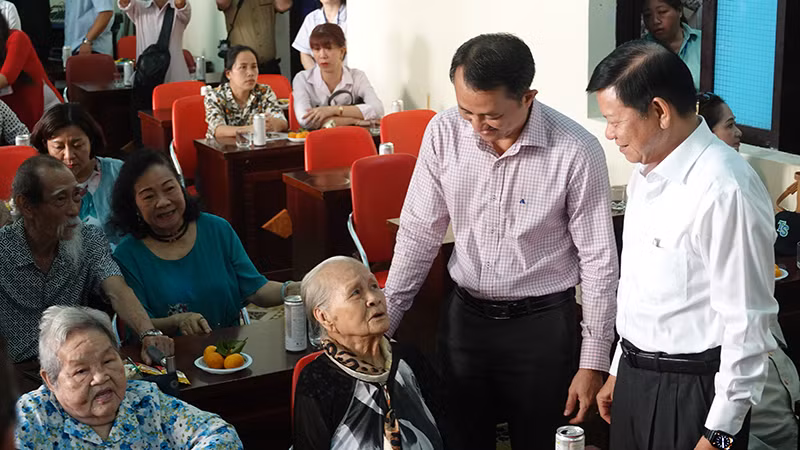 Các đại biểu thăm hỏi các nghệ sĩ đến sinh sống tại Trung tâm Dưỡng lão Thị Nghè. Các đại biểu thăm hỏi các nghệ sĩ đến sinh sống tại Trung tâm Dưỡng lão Thị Nghè.