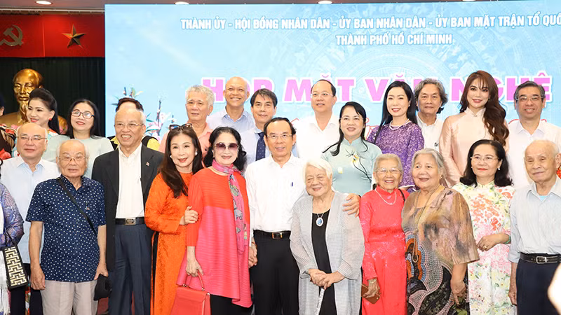 Lãnh đạo Thành phố Hồ Chí Minh chụp ảnh lưu niệm với văn nghệ sĩ tại buổi gặp gỡ. Ảnh: T.Tùng