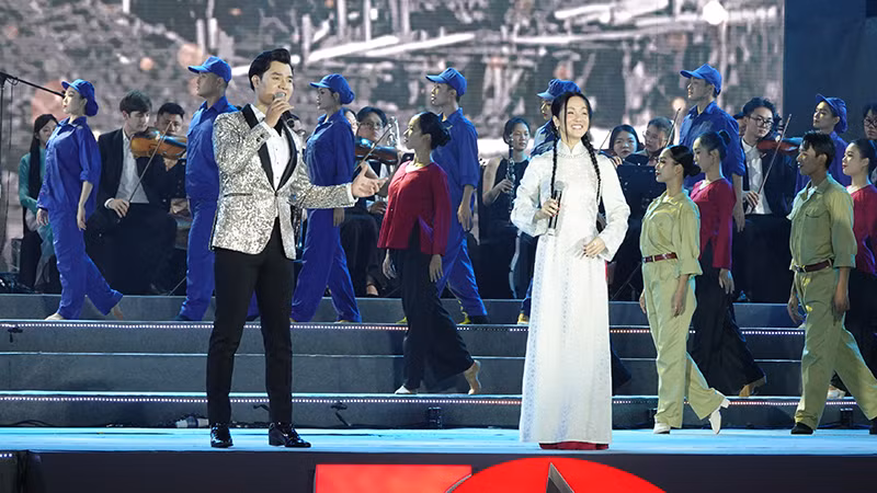 Ca sĩ Đào Mác và ca sĩ Hồng Nhung biểu diễn trong chương trình nghệ thuật "Dấu son Hà Nội".