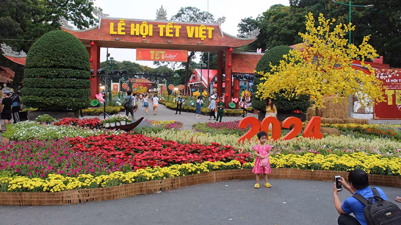 Nhiều người dân đến với Lễ hội Tết Việt 2024 từ rất sớm (Ảnh Thế Anh).