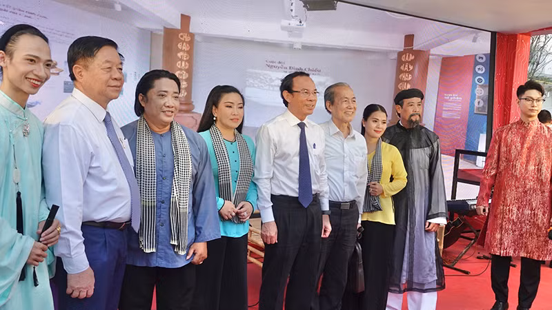 Các đại biểu chụp ảnh lưu niệm tại Không gian nghệ thuật Nam Bộ.