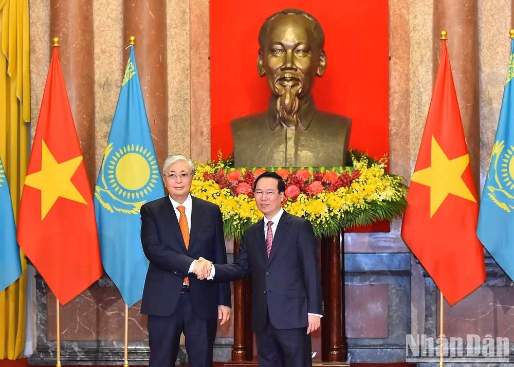 Chủ tịch nước Võ Văn Thưởng đón, hội đàm với Tổng thống Cộng hòa Kazakhstan Kassym-Jomart Tokayev (Ảnh: THỦY NGUYÊN) 