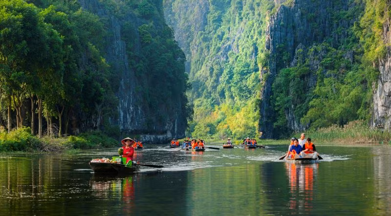 Người lái đò trên mỗi thuyền chính là người dân địa phương và cũng như đại sứ văn hóa, đại sứ du lịch dẫn dắt và chia sẻ với đoàn về lịch sử và truyền thuyết gắn liền với từng hang động và cảnh quan nơi đây. (Ảnh: Sở Du lịch Ninh Bình)