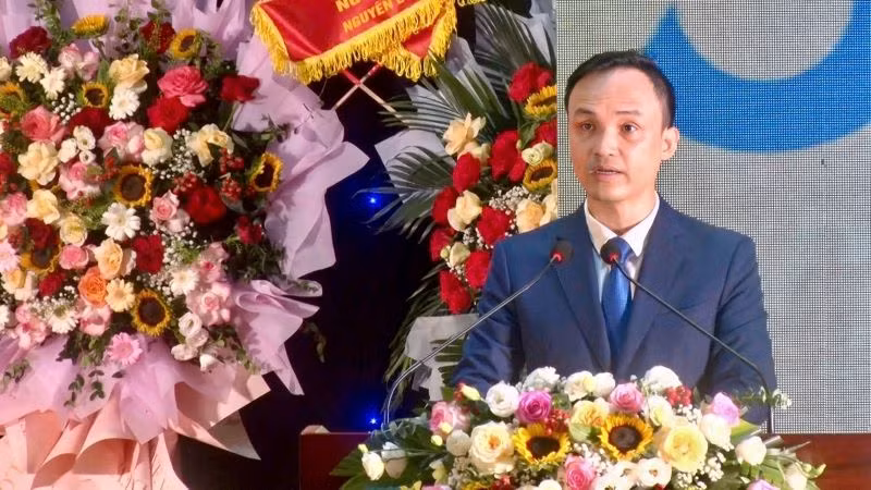 Đồng chí Cao Trường Sơn, Bí thư Huyện ủy Yên Mô đọc diễn văn tại buổi lễ. Đồng chí Cao Trường Sơn, Bí thư Huyện ủy Yên Mô đọc diễn văn tại buổi lễ.