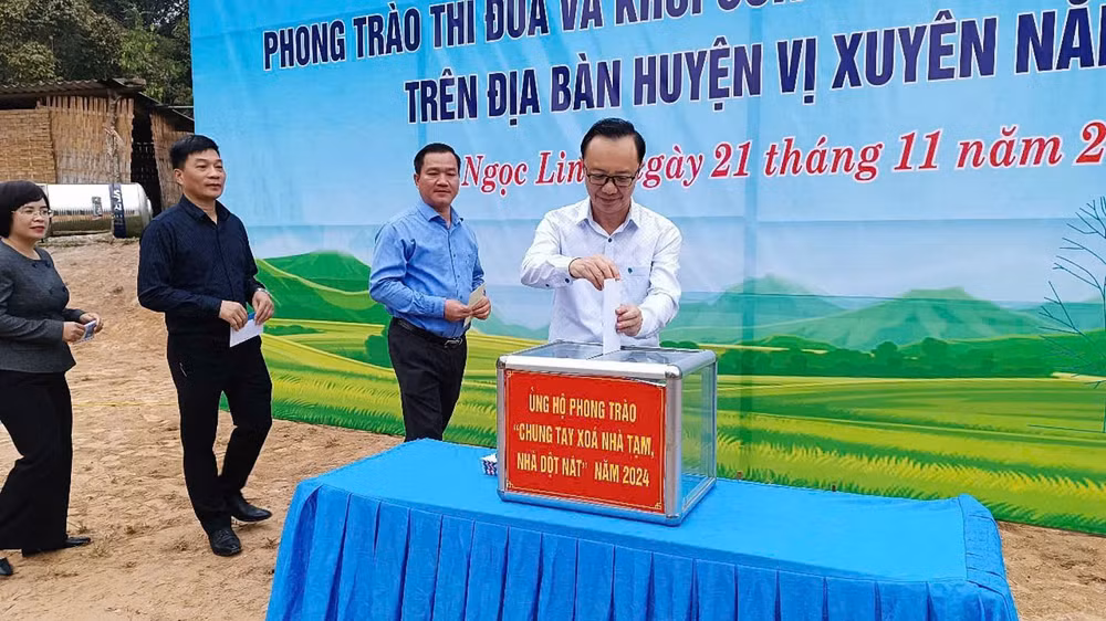 Các đại biểu dự lễ khởi công ủng hộ phong trào "chung tay xóa nhà tạm, nhà dột nát".