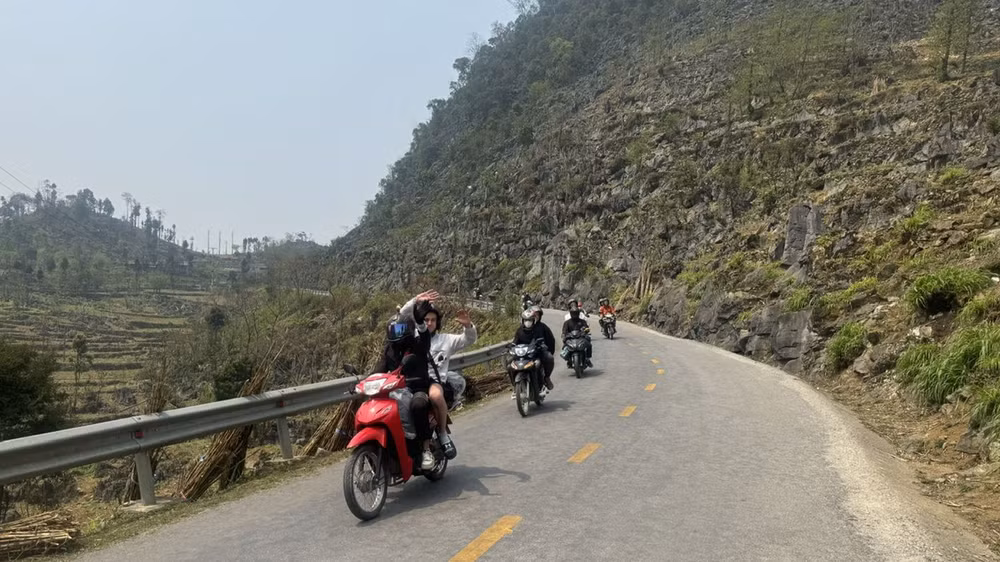 Du khách nước ngoài thích thú "phượt" trên những cung đường đèo hiểm trở. Du khách nước ngoài thích thú "phượt" trên những cung đường đèo hiểm trở.