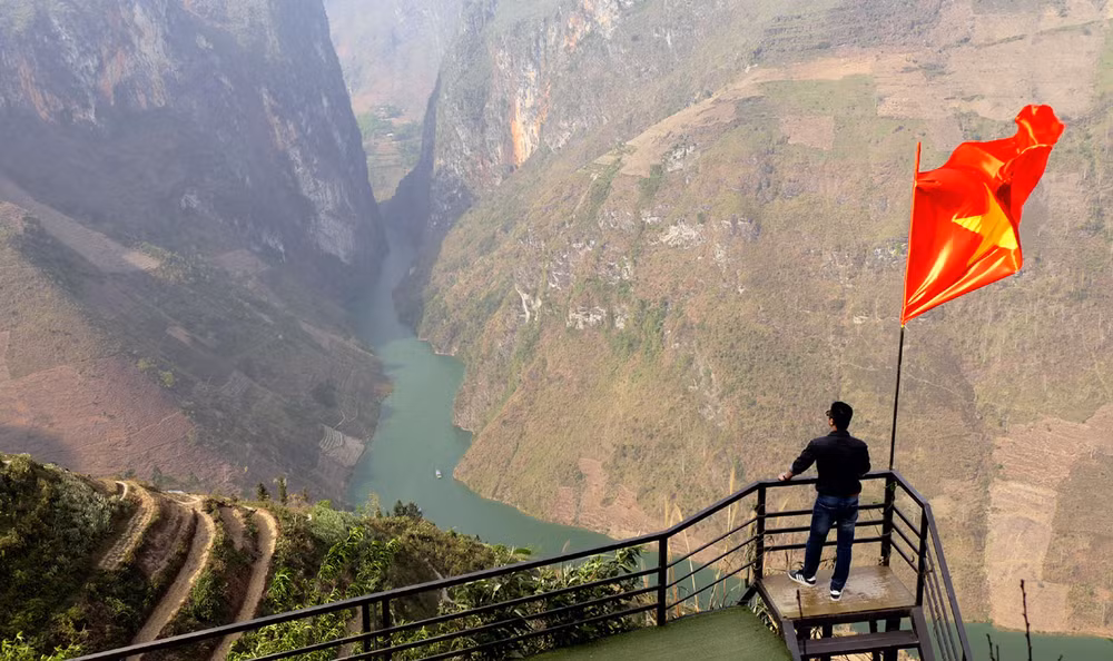 Du khách đứng trên đỉnh đèo Mã Pì Lèng ngắm hẻm vực Tu Sản.