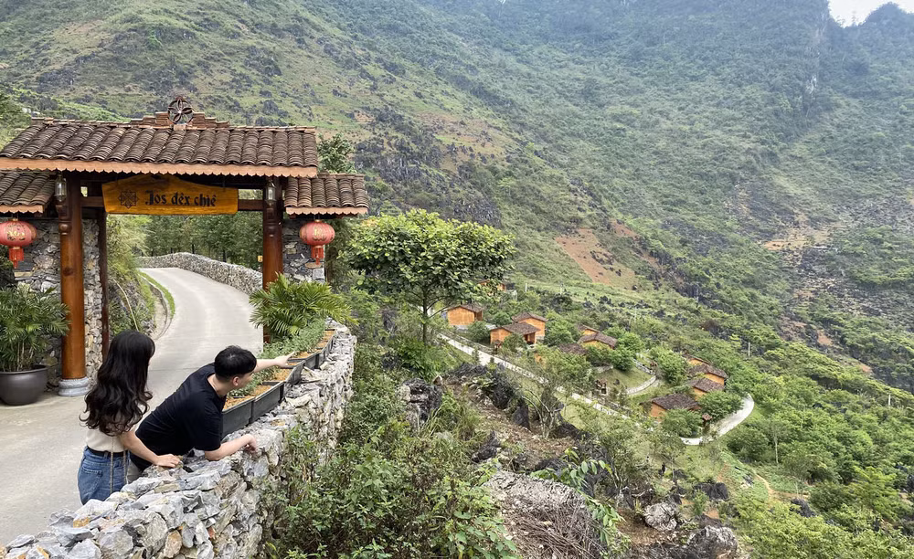 Du khách tham quan khu nghỉ dưỡng H'Mông Village, huyện Quản Bạ (Hà Giang).