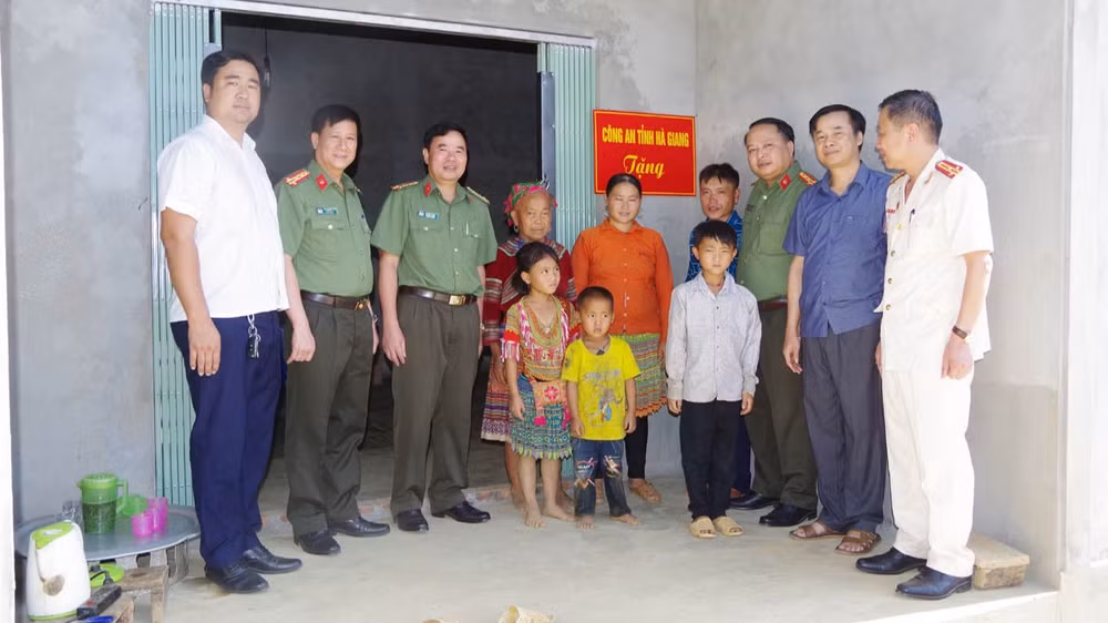 Công an tỉnh Hà Giang trao tặng nhà cho hộ nghèo tại thị trấn Cốc Pài, huyện Xín Mần.