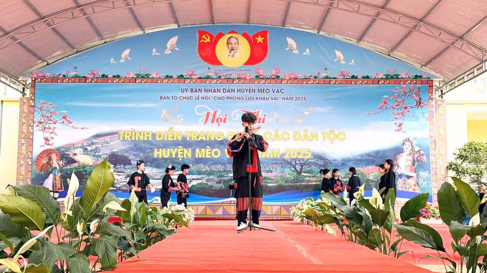 Các đội thi sẽ tham gia hai phần thi, thi trình diễn trang phục và thi năng khiếu.